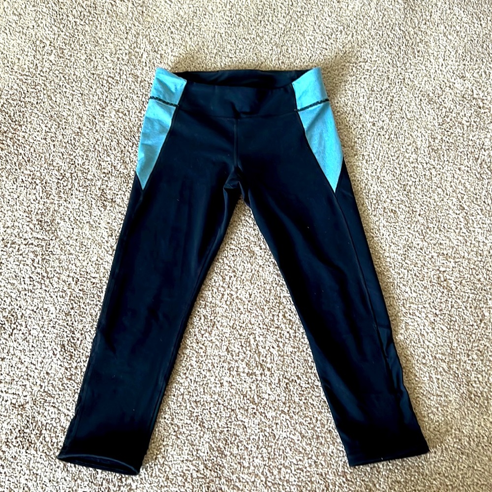 Under armour cropped workout leggings worn once!